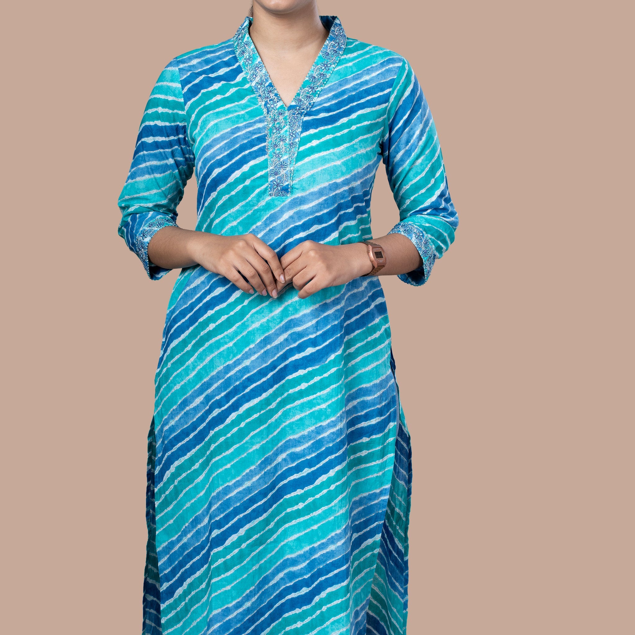Leheriya Print Cotton Kurta With Embroidered V Neck - Blue