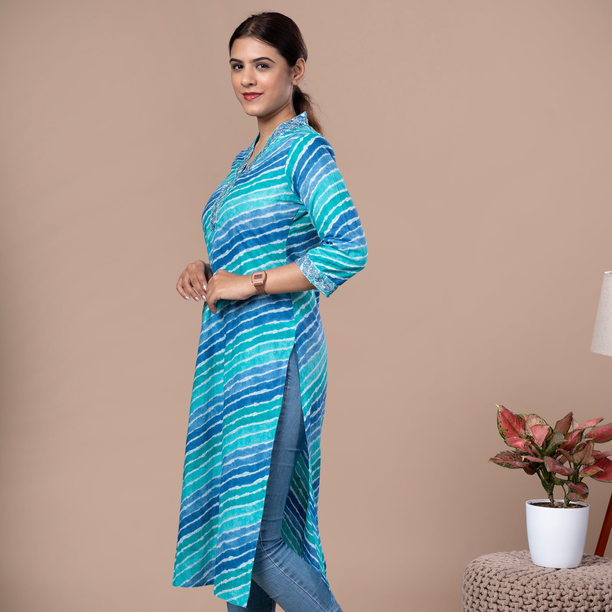 Leheriya Print Cotton Kurta With Embroidered V Neck - Blue