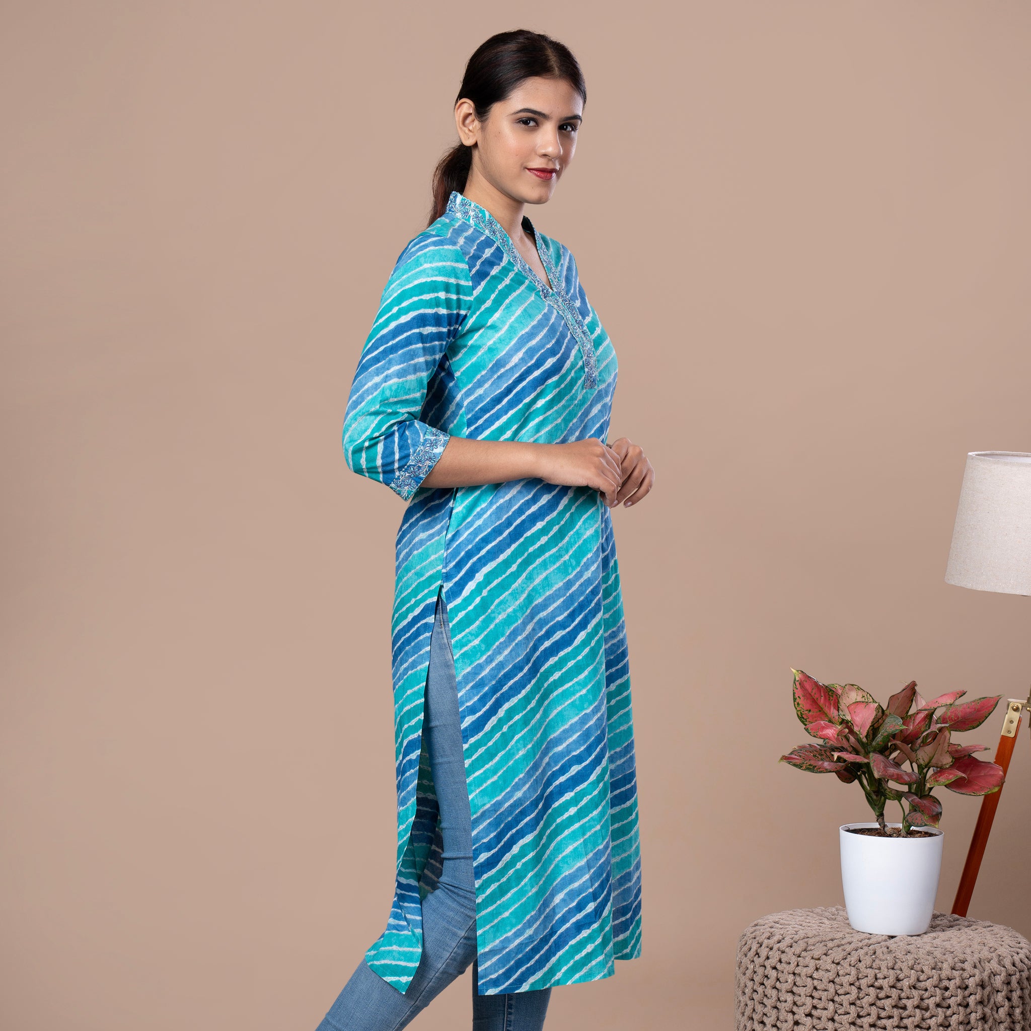 Leheriya Print Cotton Kurta With Embroidered V Neck