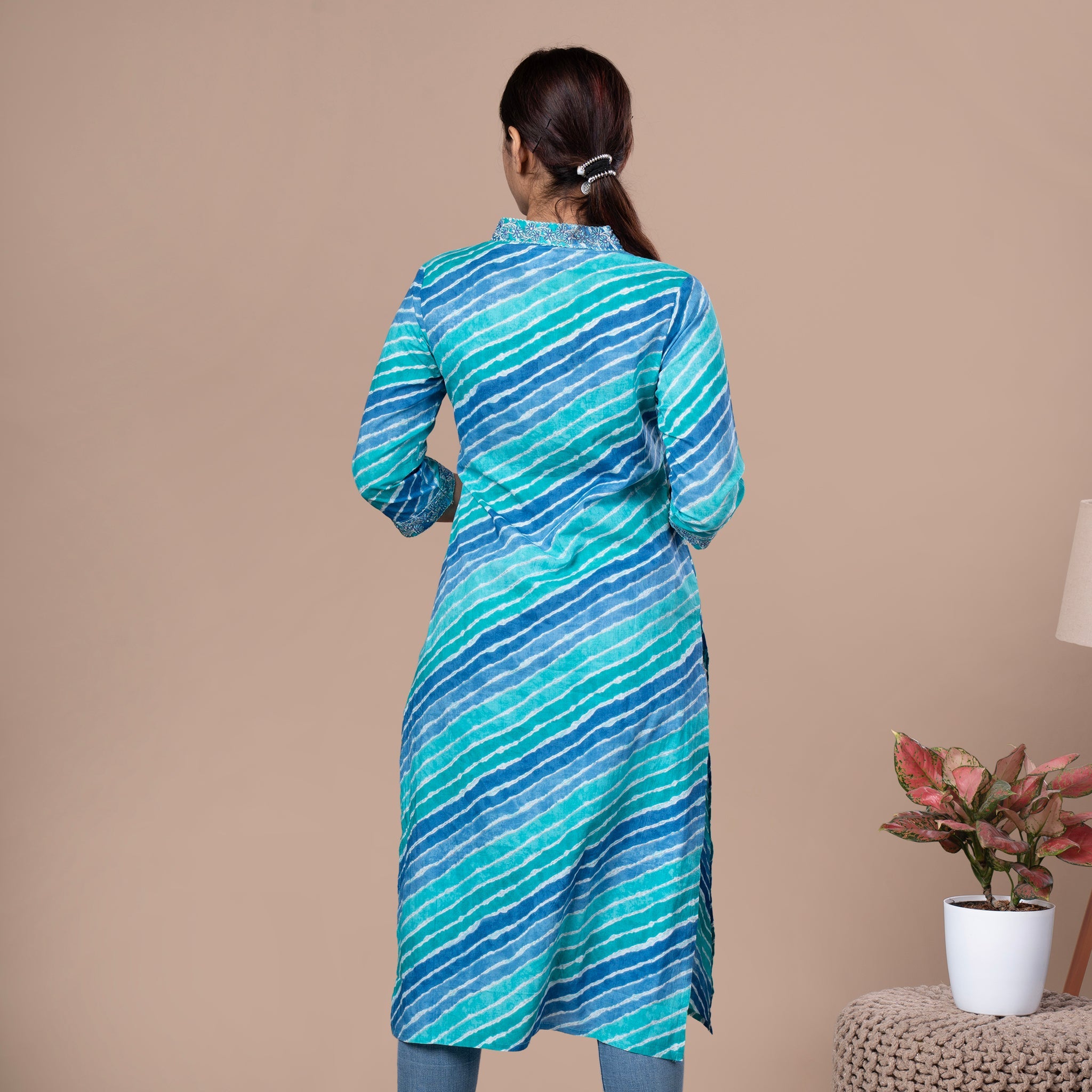Leheriya Print Cotton Kurta With Embroidered V Neck - Blue