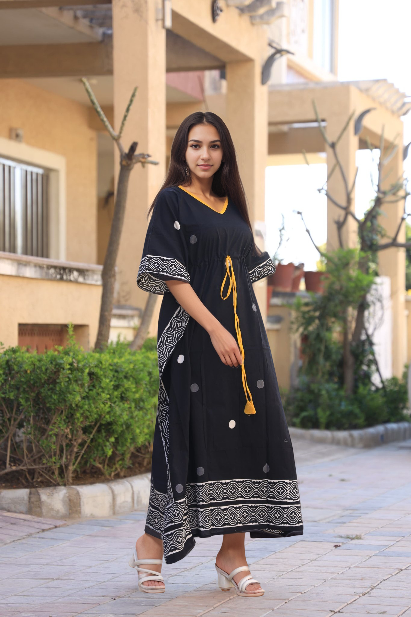 Buy Shibhori Cotton Kaftan Nightie in black – Tvahra