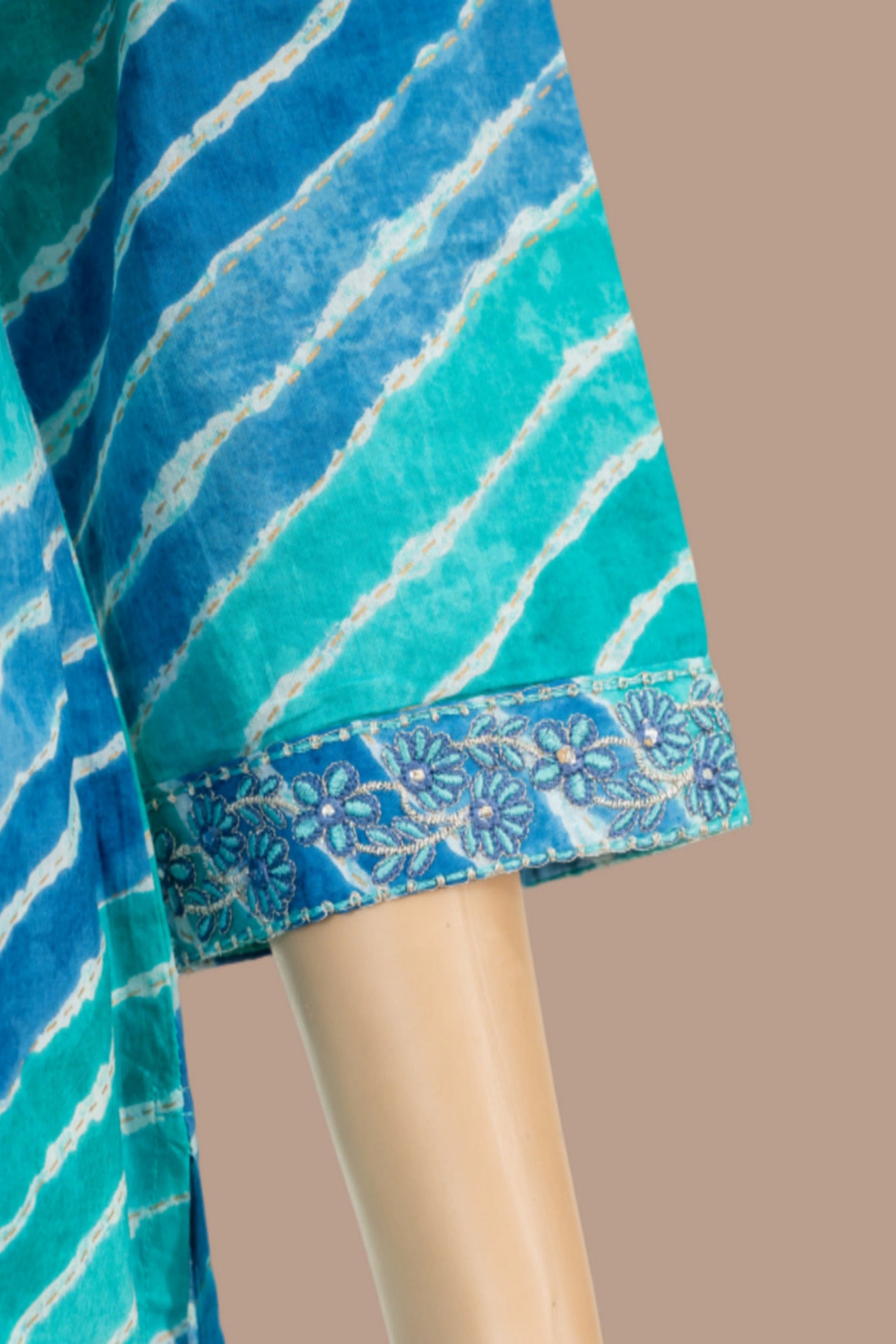Leheriya Print Cotton Kurta With Embroidered V Neck - Blue
